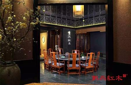 戴为红木展馆内景布置别具匠心，当代中式美学之韵极浓
